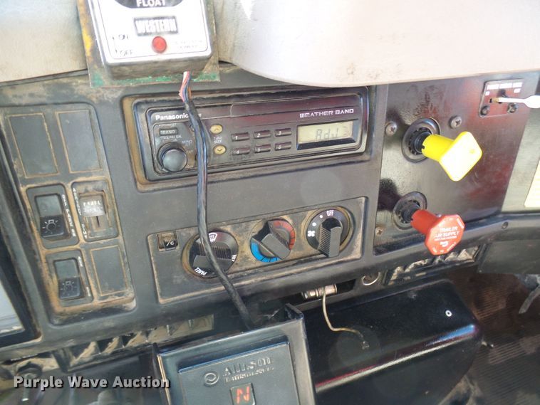 image for item DC2756 2002 International 4900  dump truck