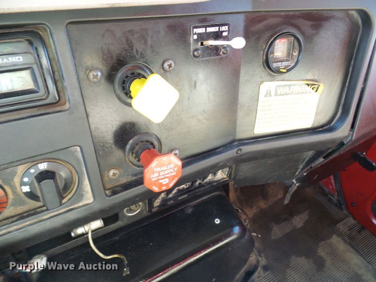 image for item DC2756 2002 International 4900  dump truck