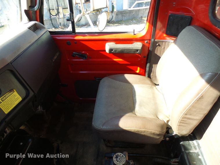 image for item DC2756 2002 International 4900  dump truck