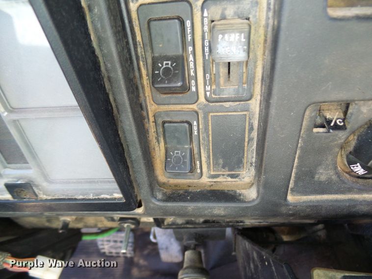 image for item DC2756 2002 International 4900  dump truck