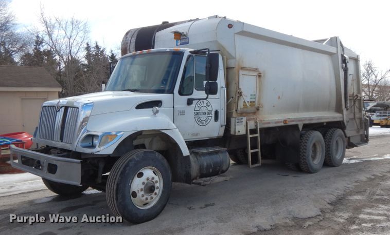 image for item DF6449 2003 International 7400  refuse truck