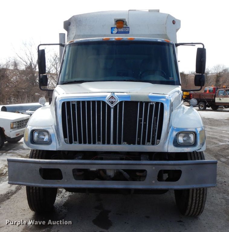 image for item DF6449 2003 International 7400  refuse truck