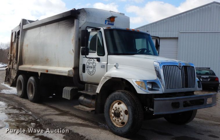 image for item DF6449 2003 International 7400  refuse truck