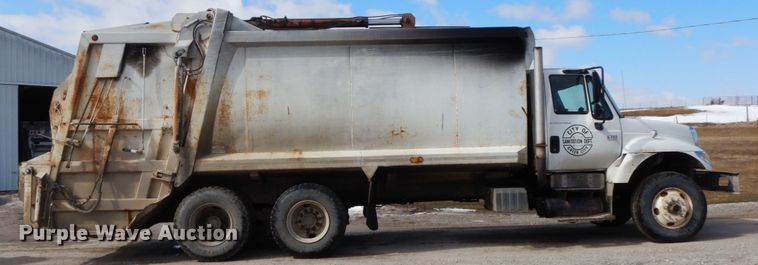 image for item DF6449 2003 International 7400  refuse truck