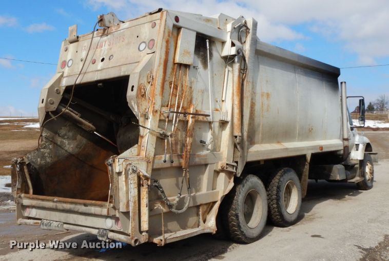 image for item DF6449 2003 International 7400  refuse truck