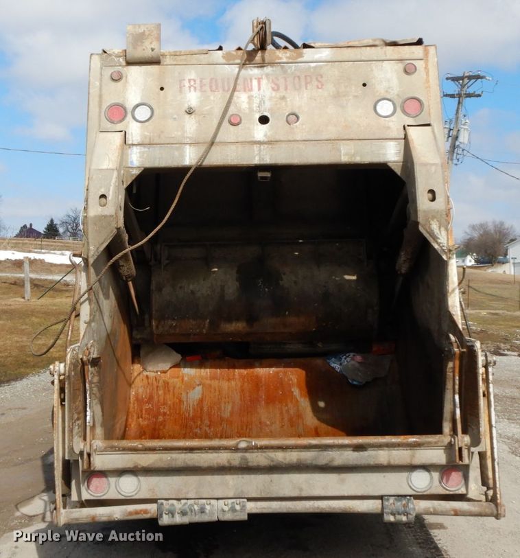 image for item DF6449 2003 International 7400  refuse truck