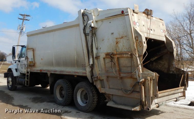 image for item DF6449 2003 International 7400  refuse truck