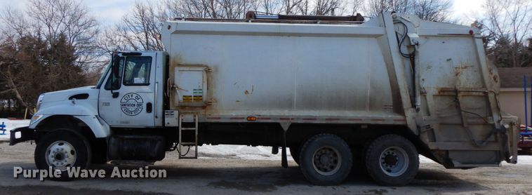 image for item DF6449 2003 International 7400  refuse truck