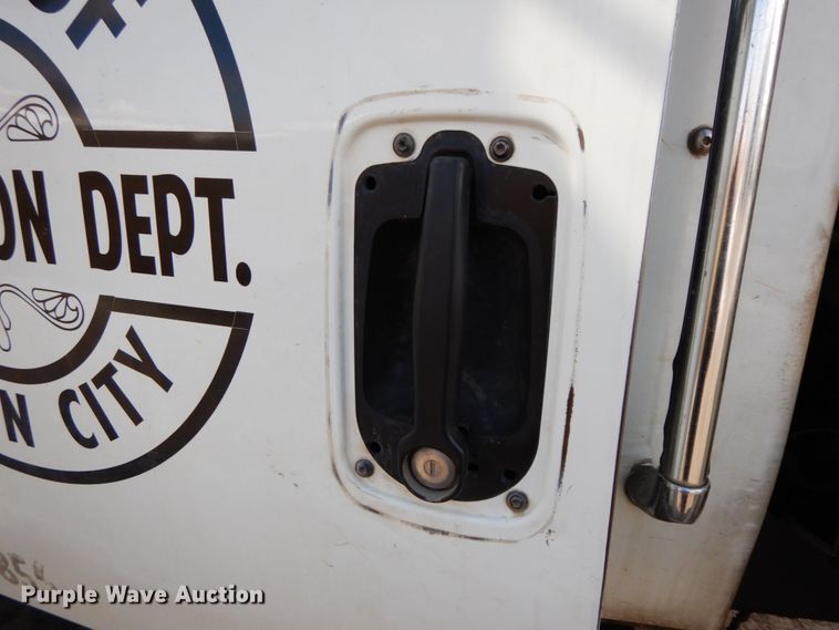 image for item DF6449 2003 International 7400  refuse truck