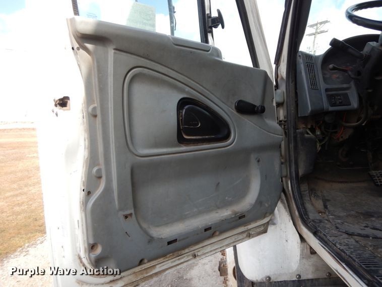 image for item DF6449 2003 International 7400  refuse truck