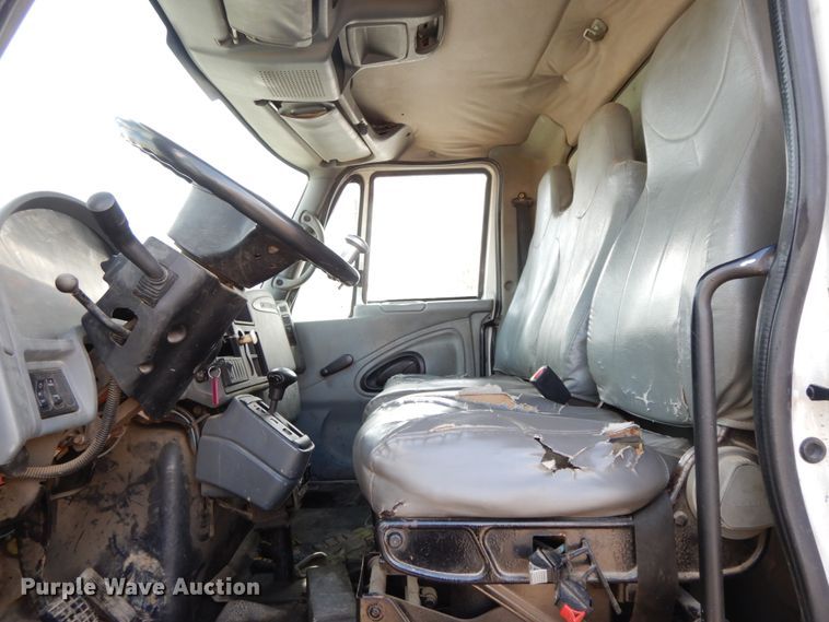 image for item DF6449 2003 International 7400  refuse truck