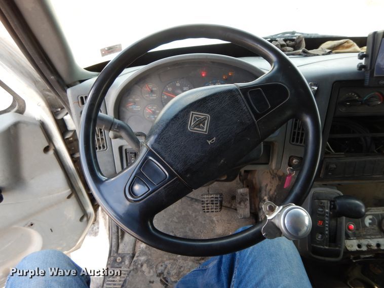 image for item DF6449 2003 International 7400  refuse truck