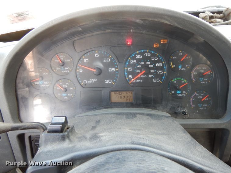 image for item DF6449 2003 International 7400  refuse truck