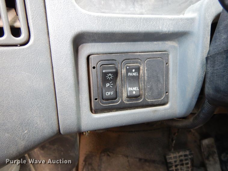 image for item DF6449 2003 International 7400  refuse truck