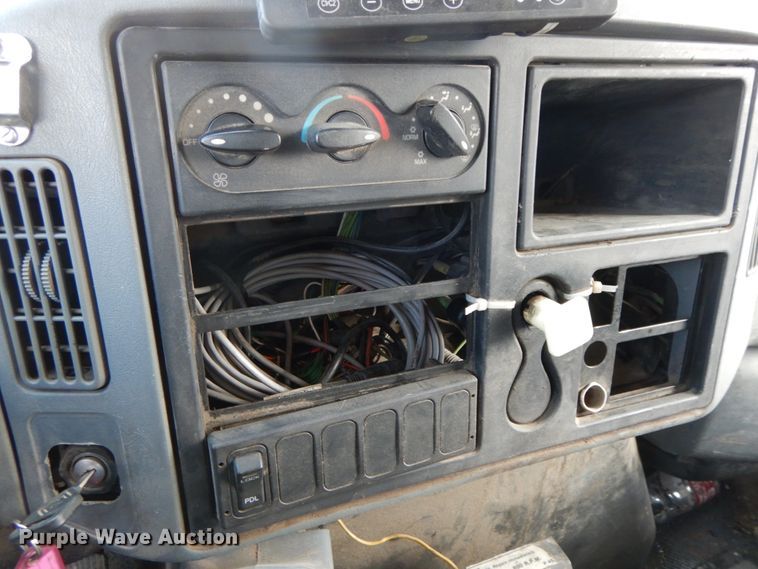 image for item DF6449 2003 International 7400  refuse truck