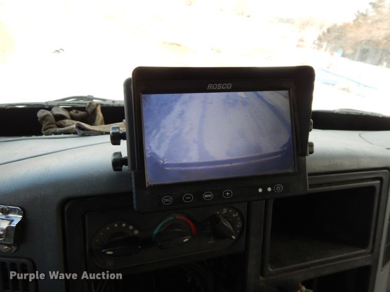 image for item DF6449 2003 International 7400  refuse truck