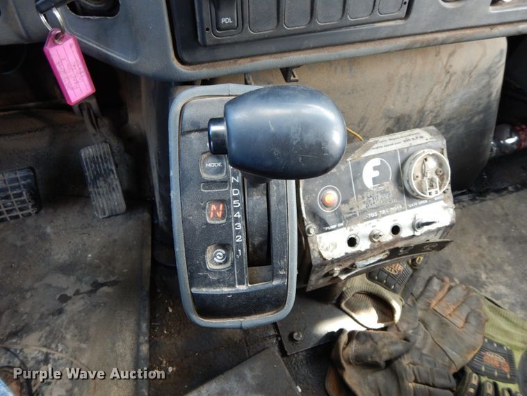 image for item DF6449 2003 International 7400  refuse truck