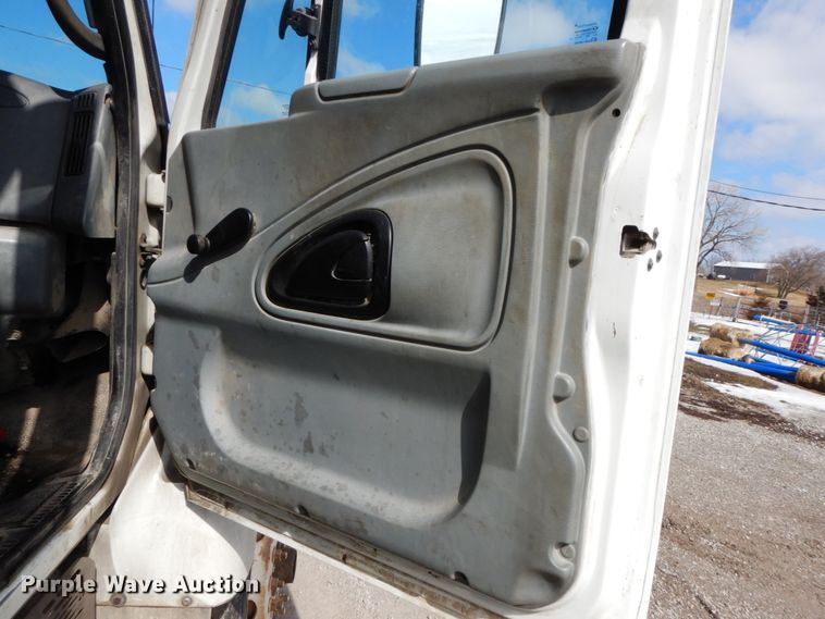 image for item DF6449 2003 International 7400  refuse truck