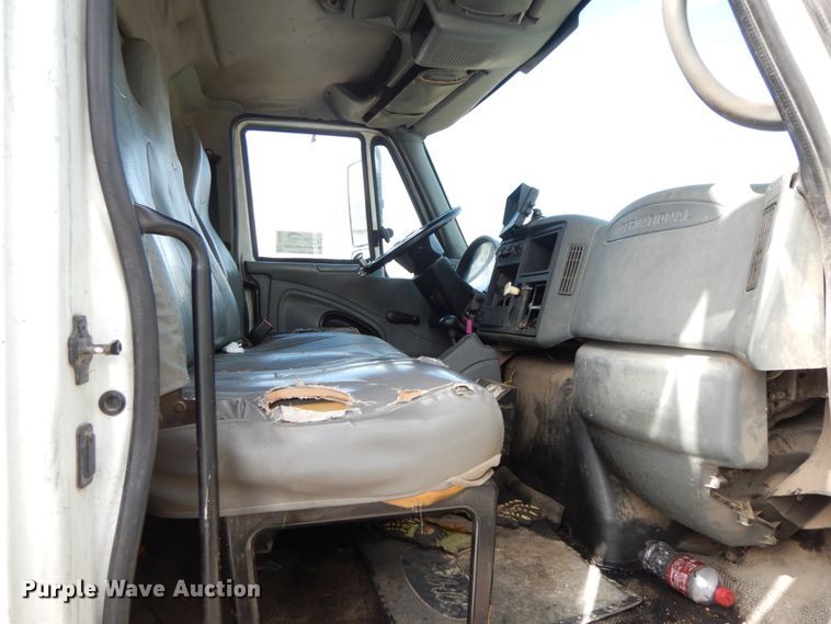 image for item DF6449 2003 International 7400  refuse truck