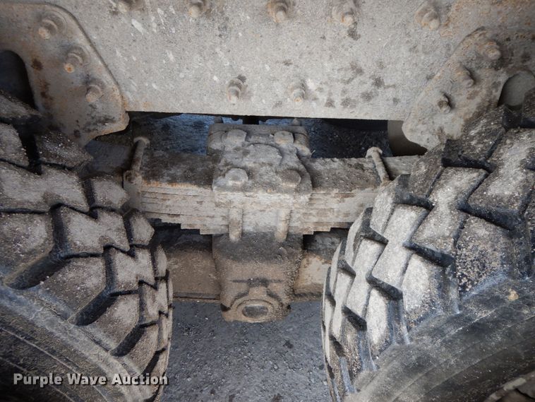 image for item DF6449 2003 International 7400  refuse truck