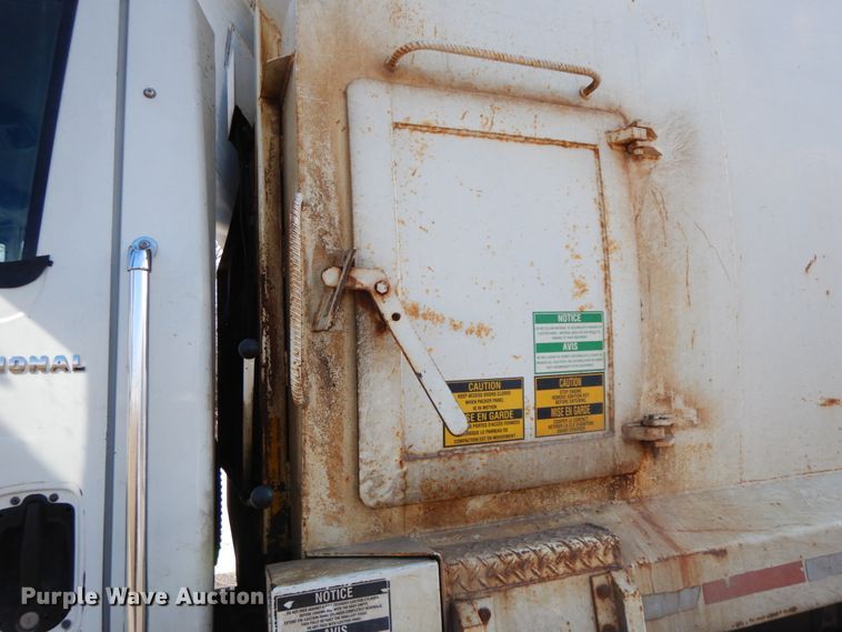 image for item DF6449 2003 International 7400  refuse truck