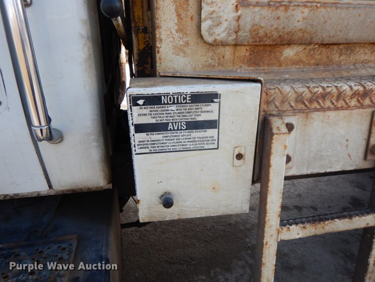 image for item DF6449 2003 International 7400  refuse truck