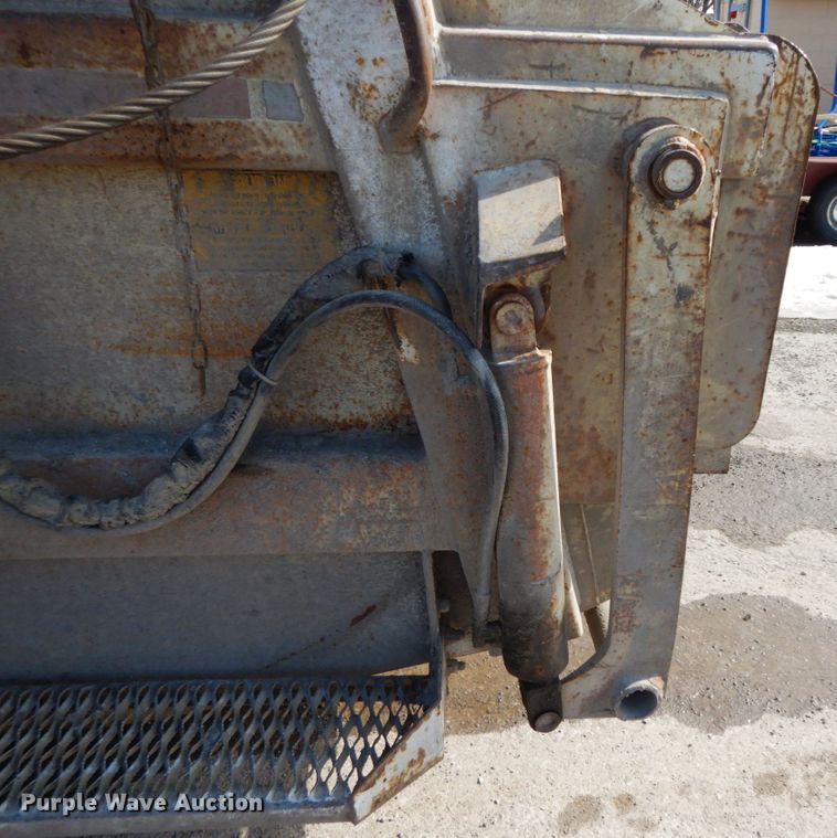 image for item DF6449 2003 International 7400  refuse truck