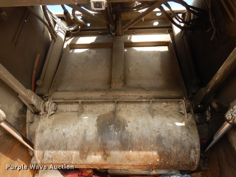 image for item DF6449 2003 International 7400  refuse truck