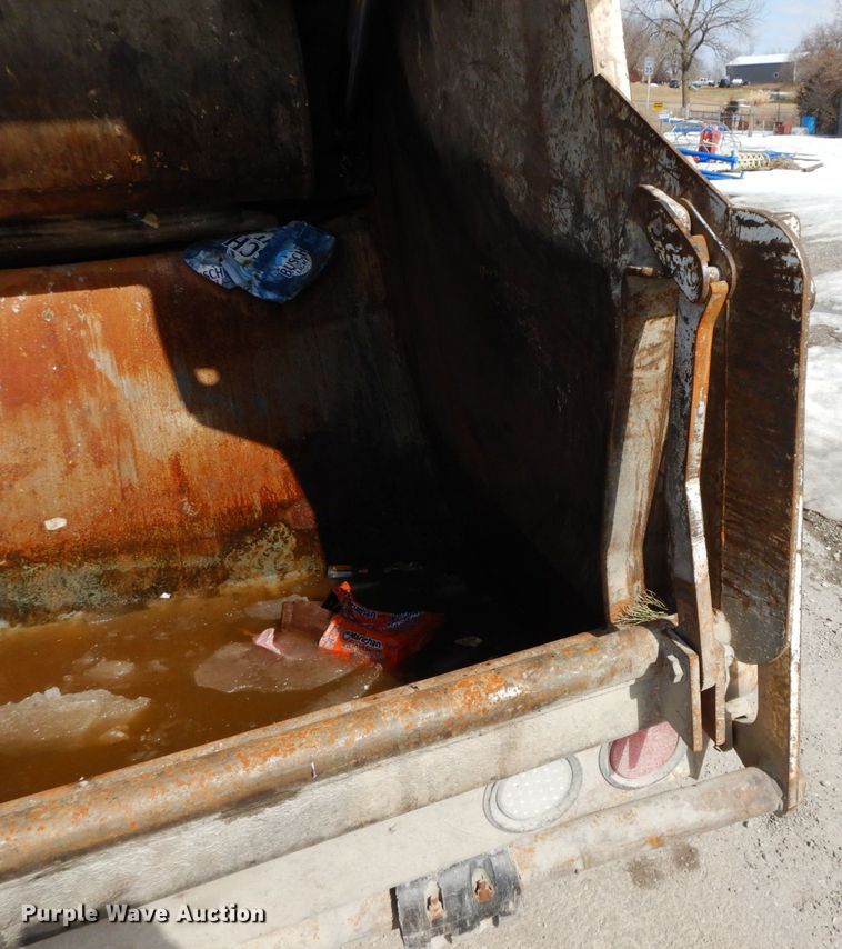 image for item DF6449 2003 International 7400  refuse truck