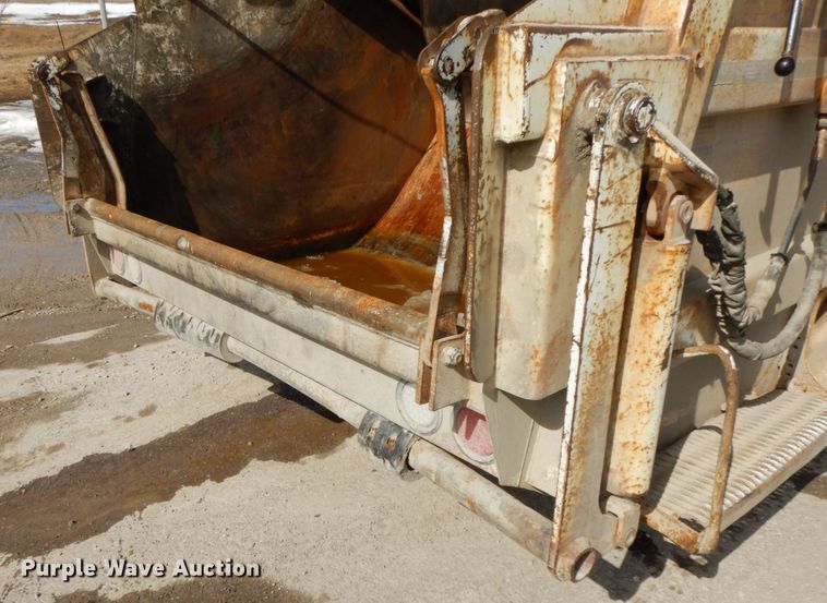 image for item DF6449 2003 International 7400  refuse truck