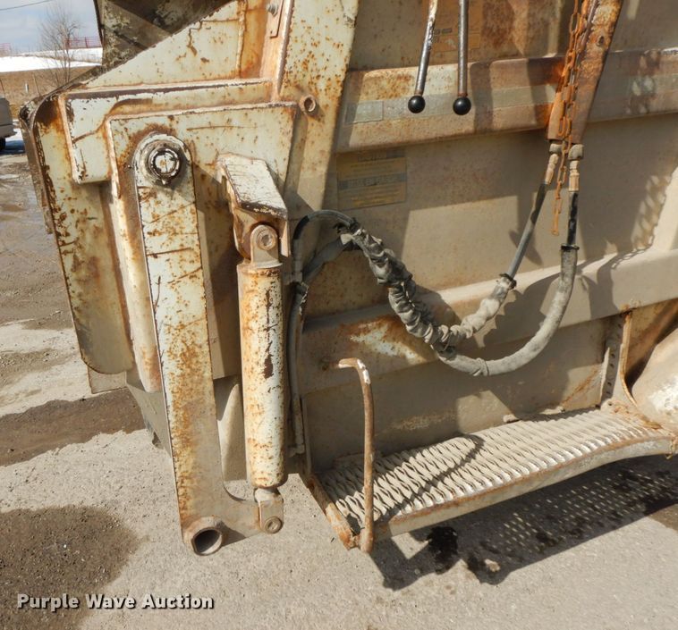 image for item DF6449 2003 International 7400  refuse truck