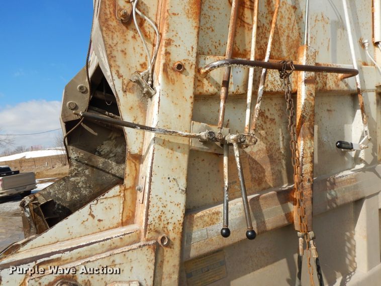 image for item DF6449 2003 International 7400  refuse truck