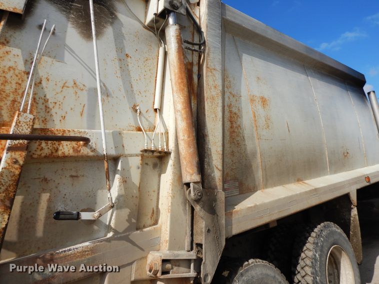 image for item DF6449 2003 International 7400  refuse truck