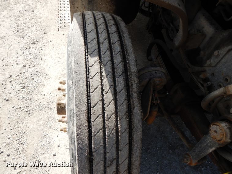 image for item DF6449 2003 International 7400  refuse truck