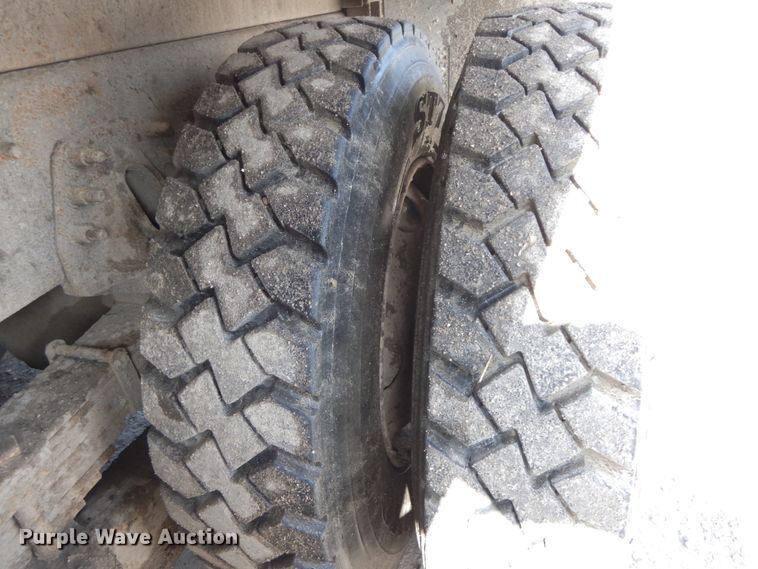 image for item DF6449 2003 International 7400  refuse truck