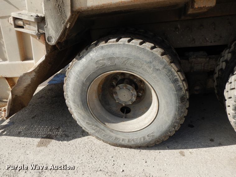 image for item DF6449 2003 International 7400  refuse truck