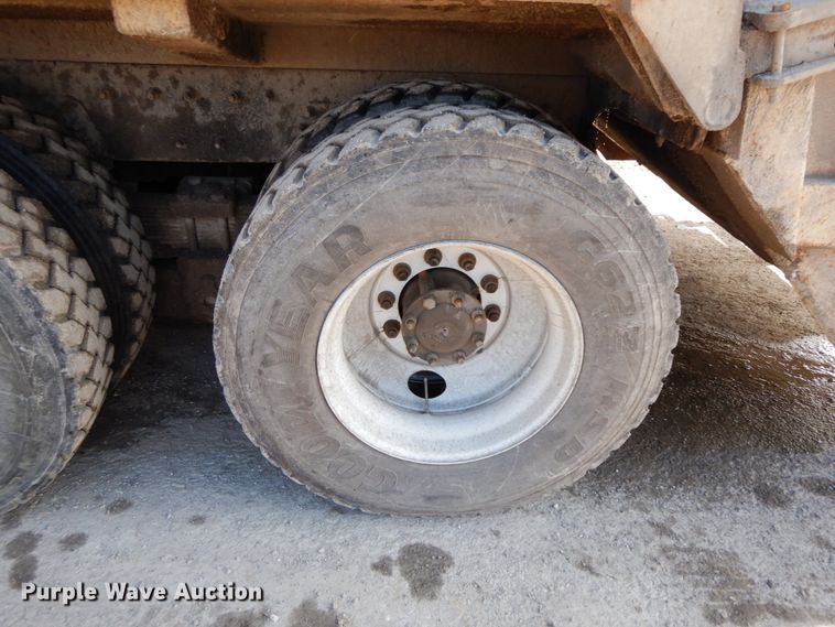 image for item DF6449 2003 International 7400  refuse truck