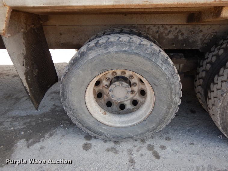 image for item DF6449 2003 International 7400  refuse truck