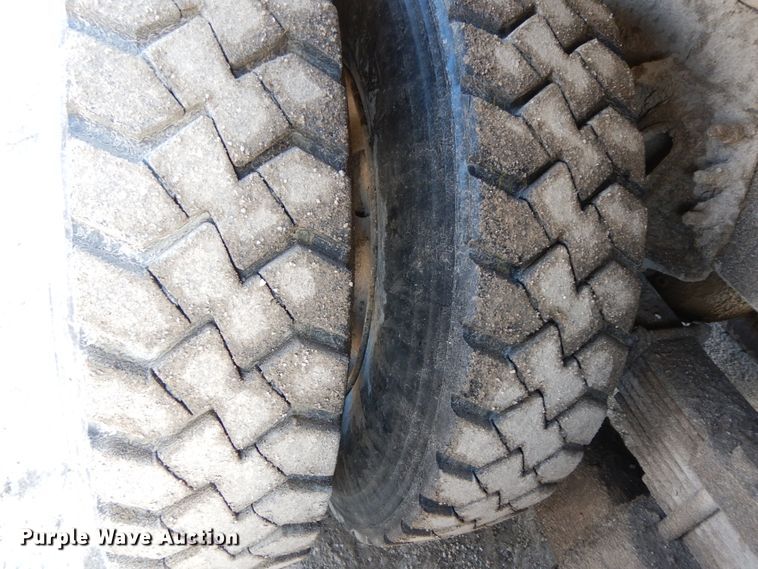 image for item DF6449 2003 International 7400  refuse truck