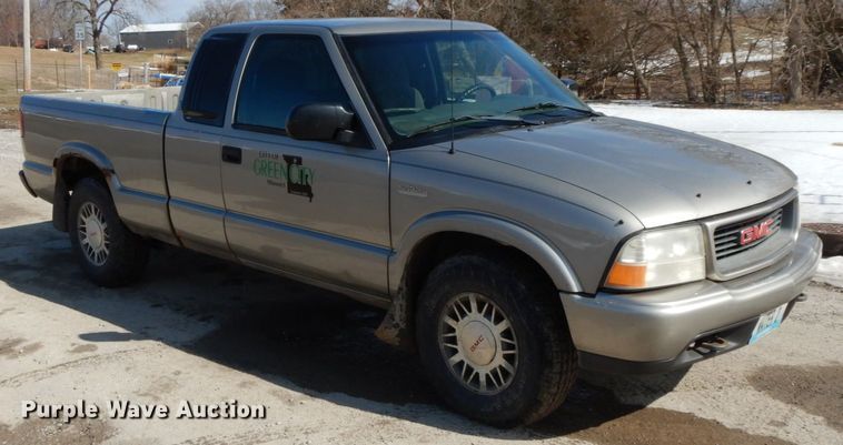image for item DF6450 2001 GMC Sonoma SLS  Ext. Cab pickup truck