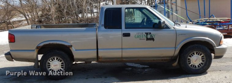 image for item DF6450 2001 GMC Sonoma SLS  Ext. Cab pickup truck