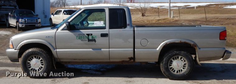 image for item DF6450 2001 GMC Sonoma SLS  Ext. Cab pickup truck