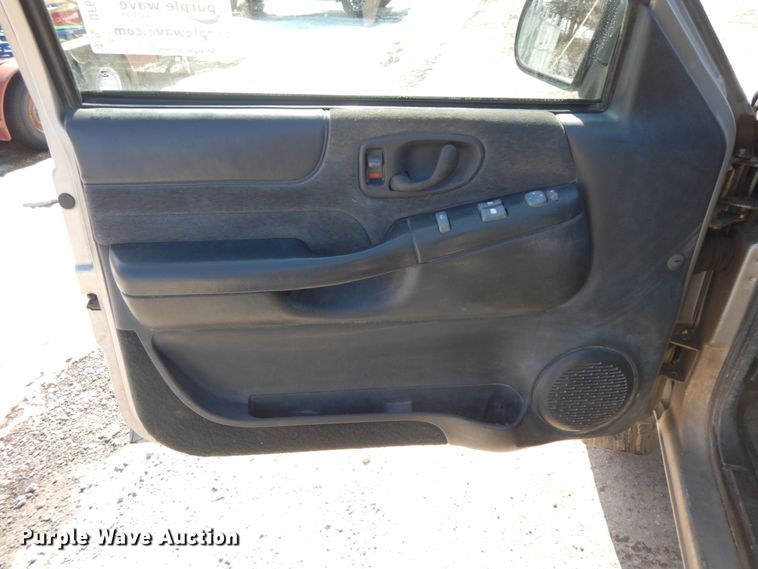 image for item DF6450 2001 GMC Sonoma SLS  Ext. Cab pickup truck