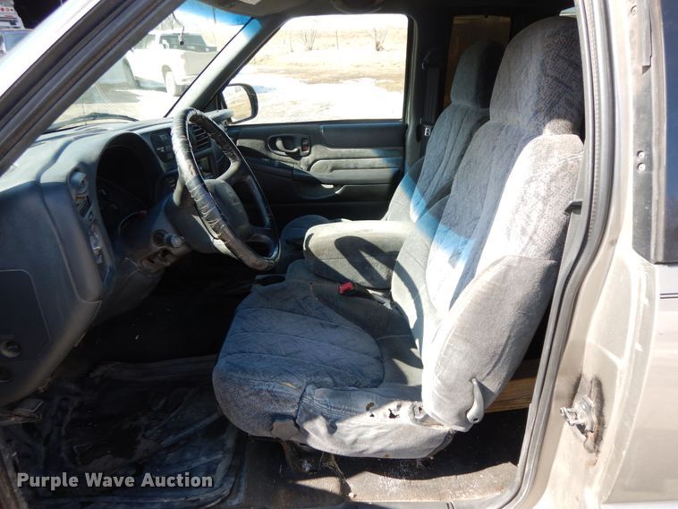 image for item DF6450 2001 GMC Sonoma SLS  Ext. Cab pickup truck