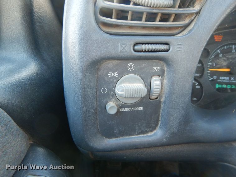 image for item DF6450 2001 GMC Sonoma SLS  Ext. Cab pickup truck