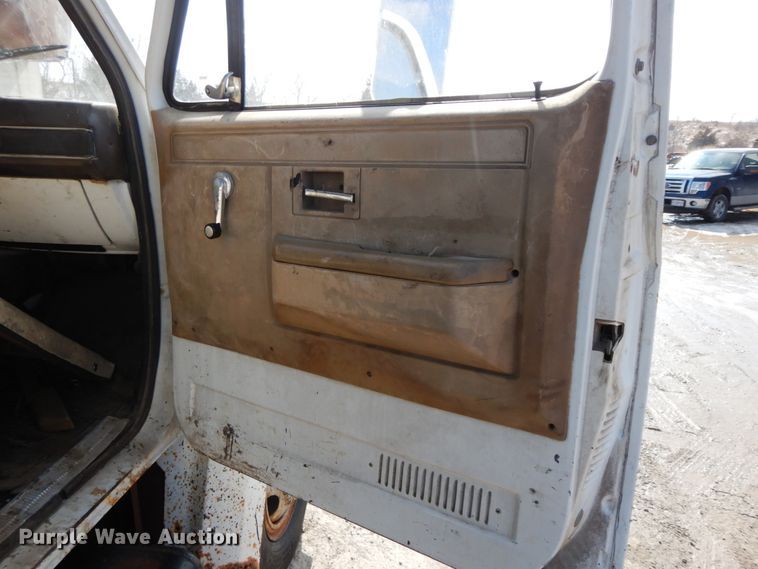 image for item DF6452 1983 GMC 6000  dump truck