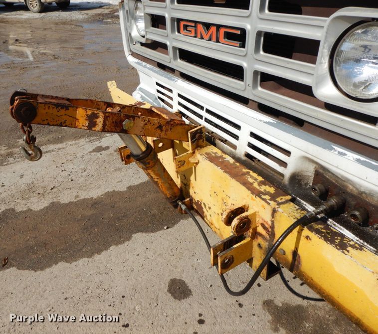 image for item DF6452 1983 GMC 6000  dump truck