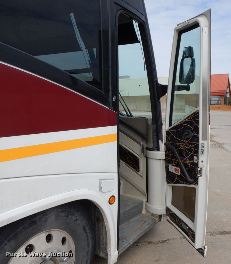 image for item DF6499 1999 MCI 120-EL3  coach bus