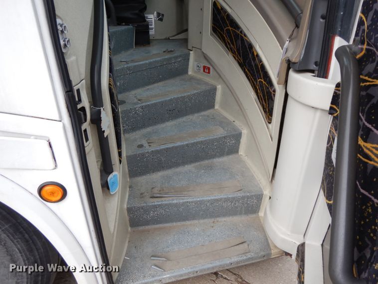 image for item DF6499 1999 MCI 120-EL3  coach bus