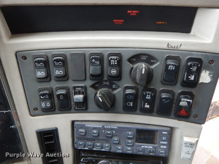 image for item DF6499 1999 MCI 120-EL3  coach bus